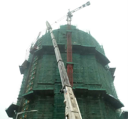 云浮市吊车在工地上作业